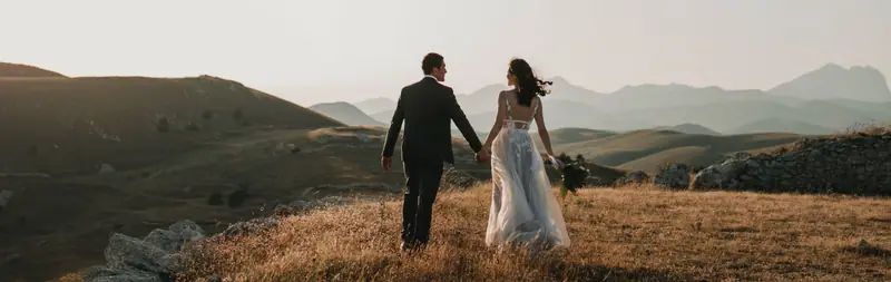 Couple marchant main dans la main dans les collines