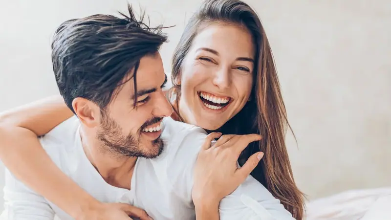 Couple souriant enlacé, séance photo à deux
