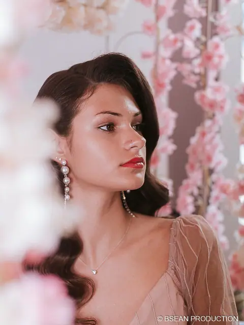 Portrait beauté d'une femme brune devant un décor de fleurs de cerisier