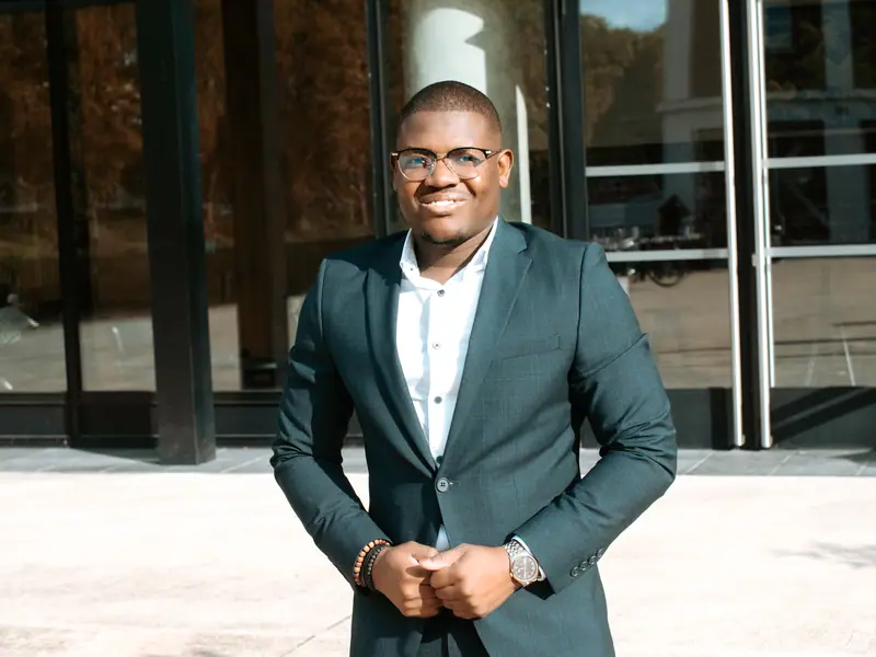 Homme d'affaires en costume bleu boutonnant sa veste
