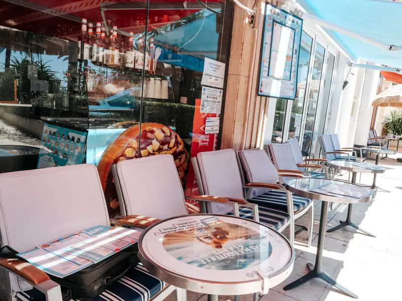 Salon extérieur du restaurant Blue Beach avec banquettes