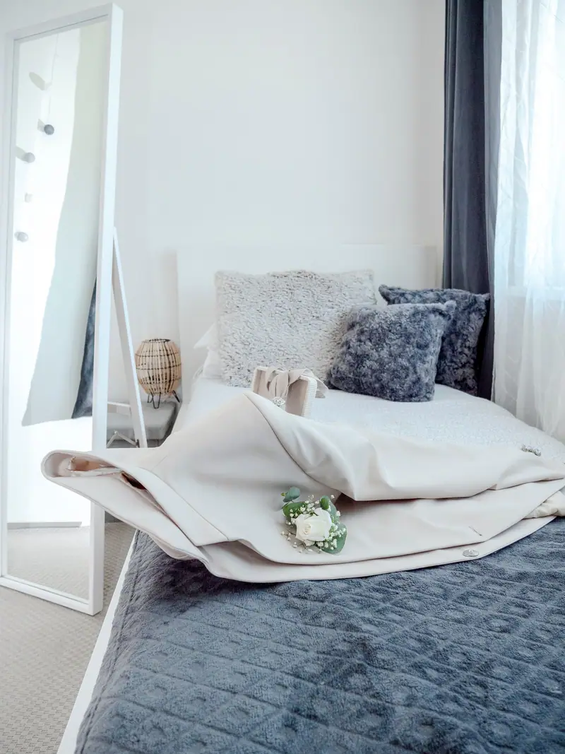 Intérieur lumineux d'une suite avec canapé et coussins
