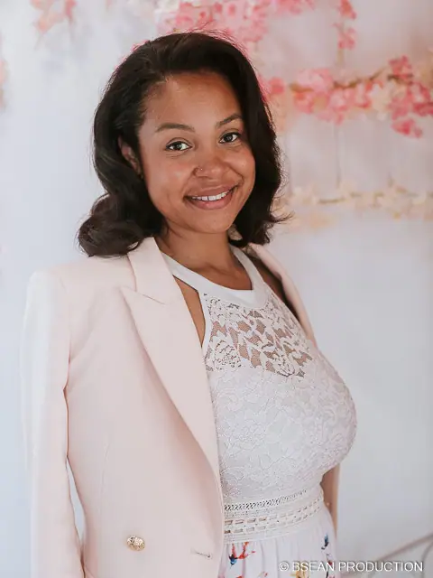 Femme souriante en veste blanche lors d'un événement