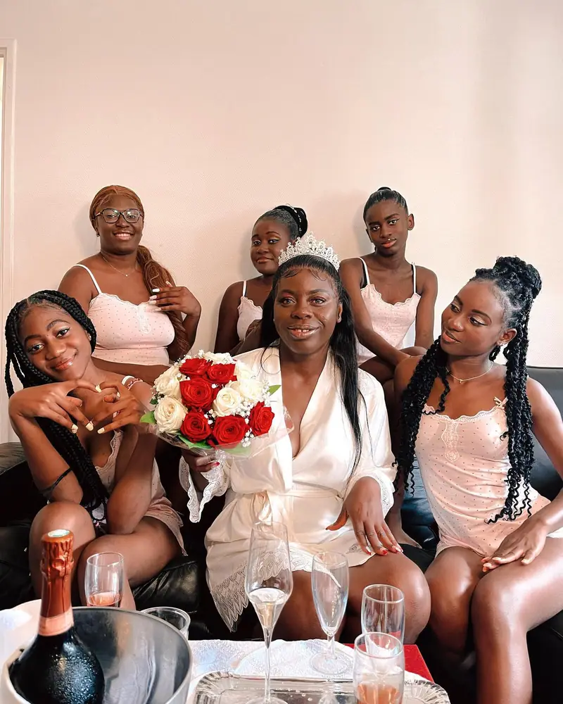 Groupe d'amies réunies autour d'une table avec bouquet de roses