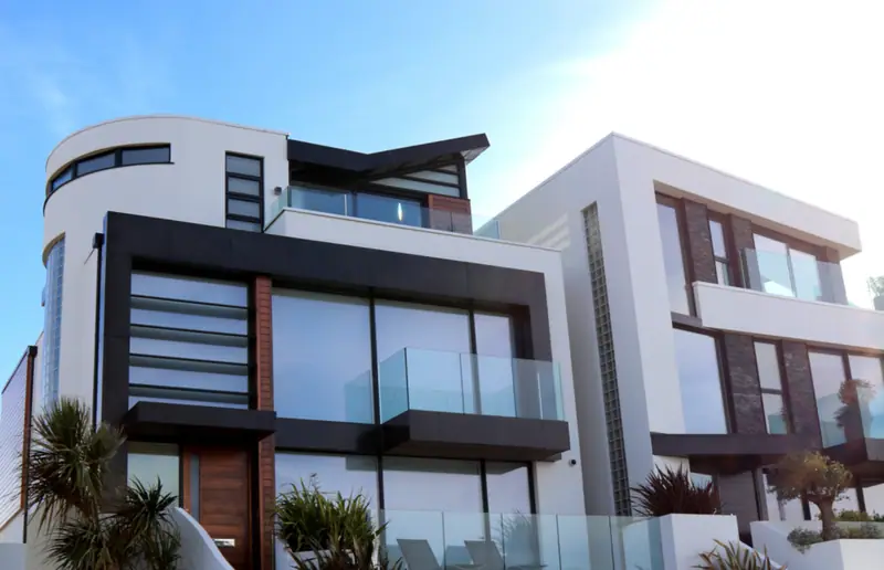 Façade d’une maison contemporaine à grandes baies vitrées