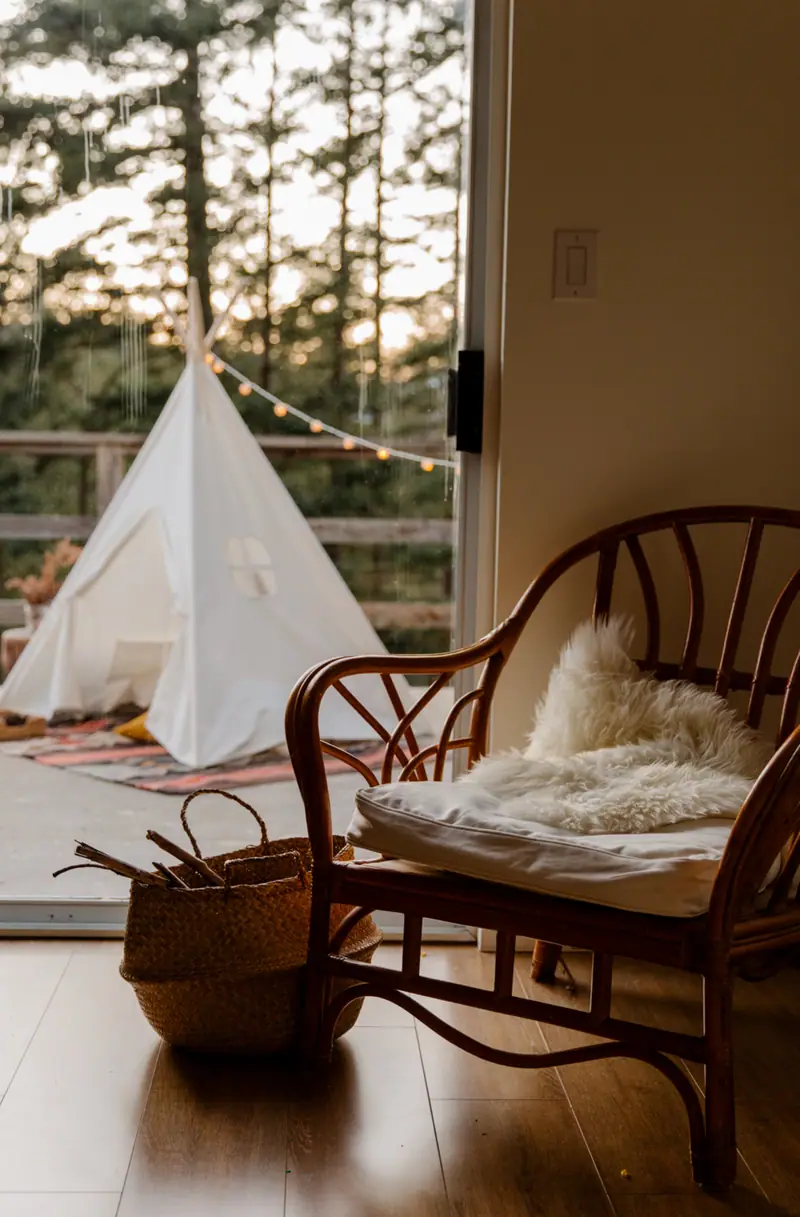 Coin lecture avec fauteuil en rotin et tipi pour enfant