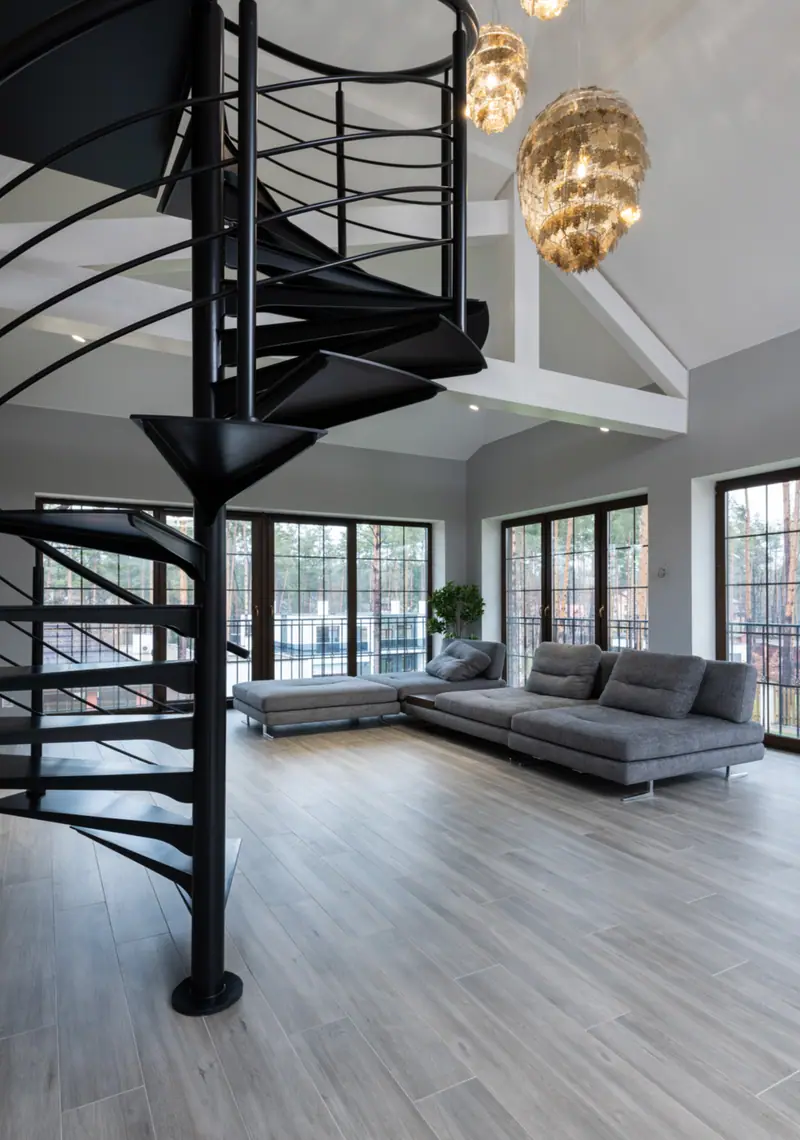 Escalier en colimaçon noir dans un loft lumineux