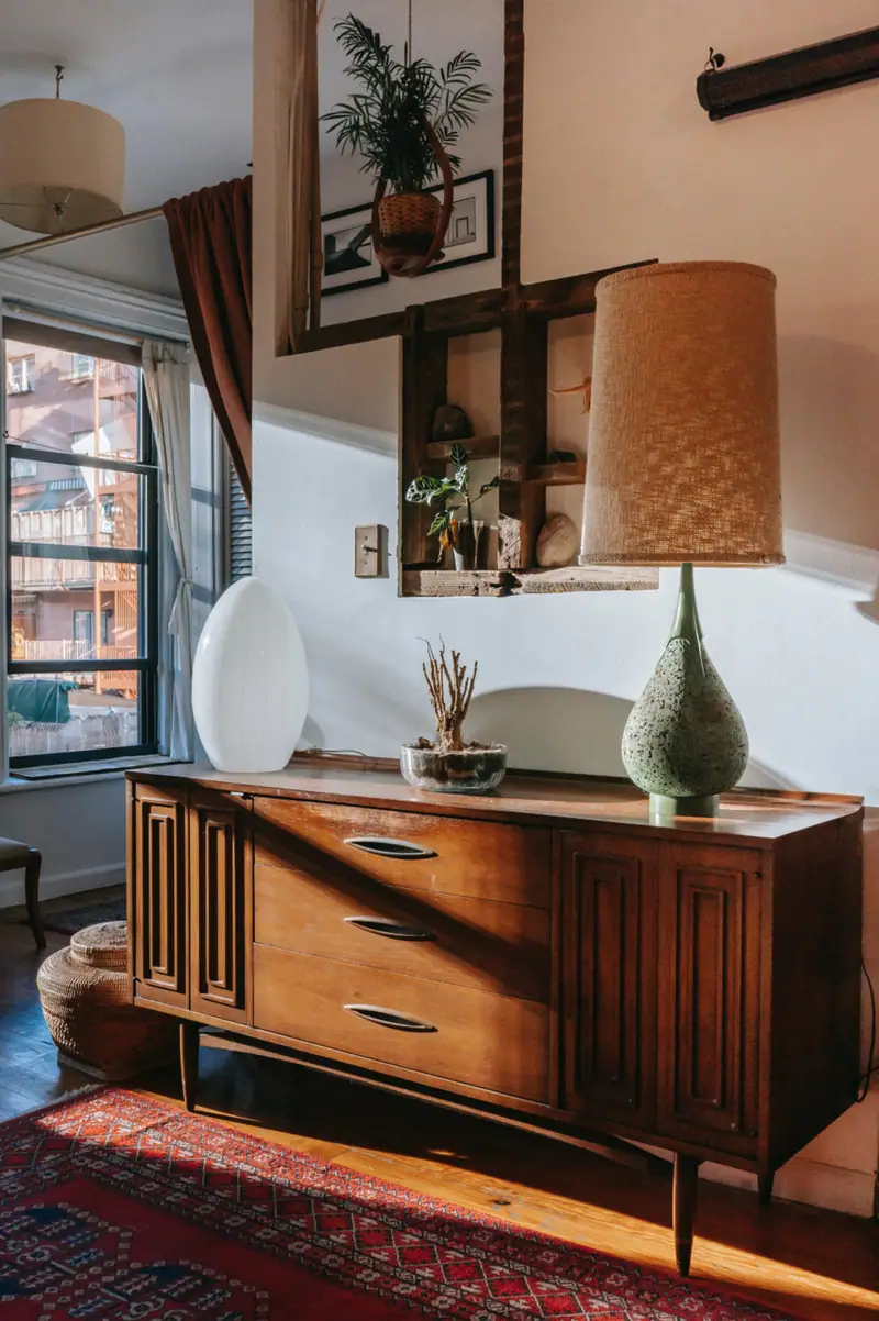 Salon vintage avec buffet en bois et lampe