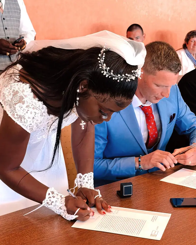 Signature du registre à la mairie par la mariée et le marié