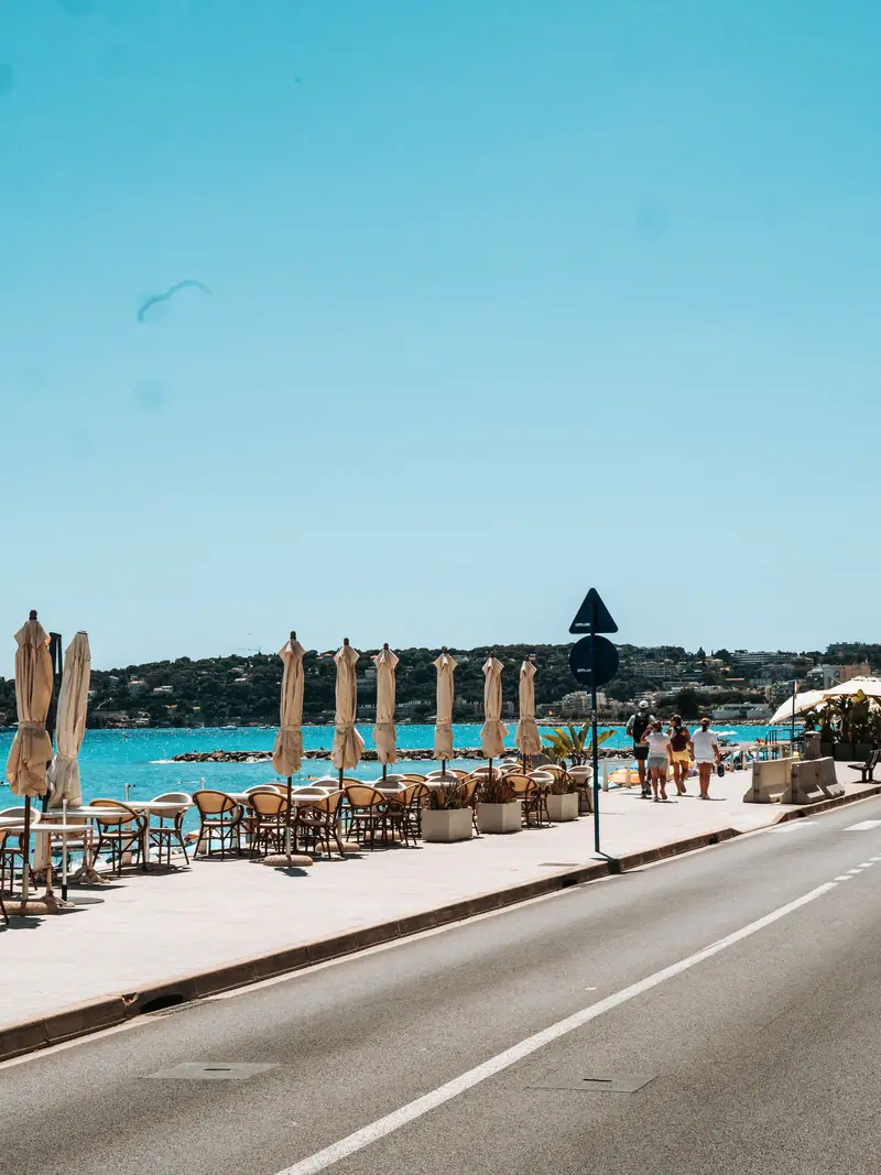 Bord de mer de Menton avec parasols fermés sur la plage