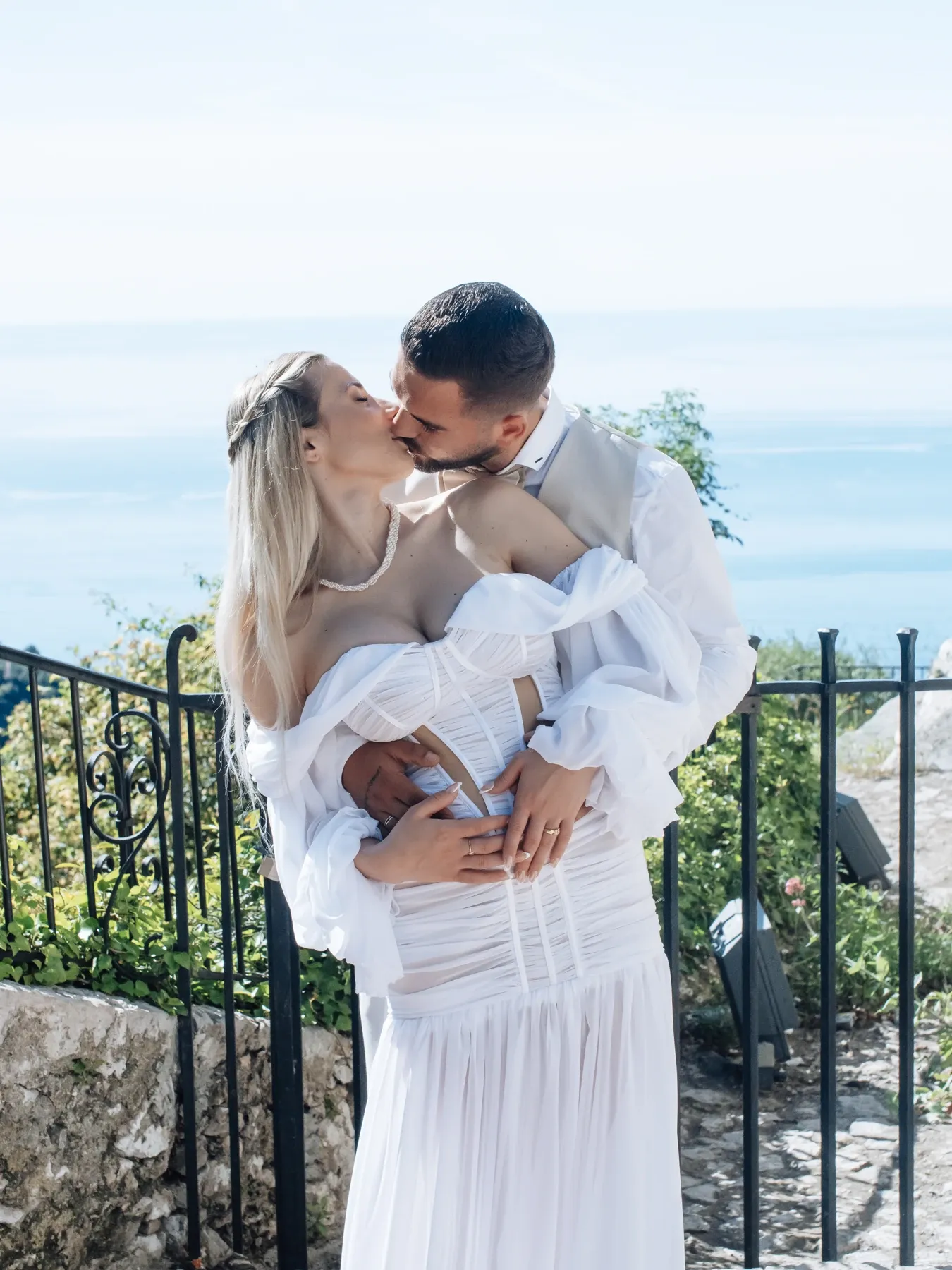 Couple de mariés au bord de la mer, photographie BSEAN