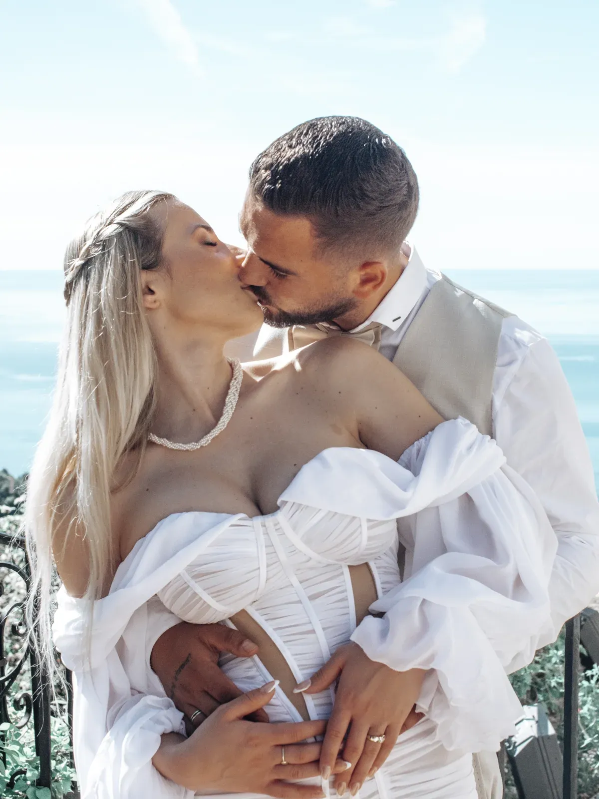Mariés photographiés face à la mer lors d’un mariage sur la Côte d’Azur